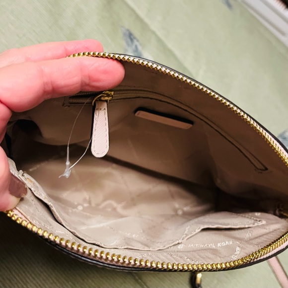 Michael Kors crossbody bag!! - Picture 3 of 8